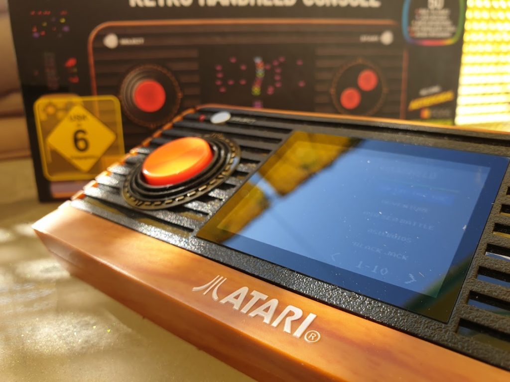 Das Atari Retro Handheld. Gute Optik zu Leiden des Spielvergnügens